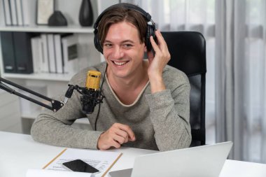 Sunucu kanalı, gülümseyen akıllı yayıncı kaydı, senaryosu ve akıllı telefonuyla sosyal medyada sohbet programı, kulaklık takarak modern ev stüdyosundaki video flamalarını kaydediyor. Bireysel.