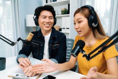 Gülümseyen radyo etkili sunucular, kulaklık takarak sosyal medya kanalından canlı yayın yapıyorlar ve sabah saatlerinde stüdyo kaydında dinleyicilere konu ve dizüstü bilgisayar üzerinden konuşuyorlar. İnfobahn.