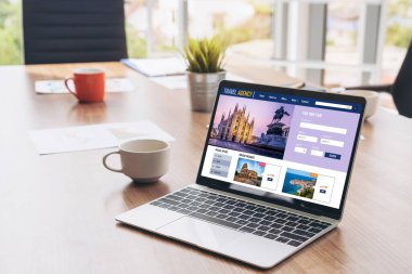 Model arama ve seyahat planlama için internet sitesi uçuş, otel ve tur rezervasyonları için anlaşma ve paket sunuyor