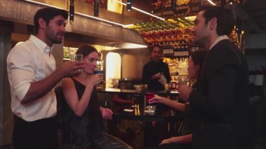 Arkadaş çevresi ya da çift Paloma, Margarita, Old Fashioned ve Martini 'de kokteyl içerken gece kulübünde barmen özel bir parti içeceği hazırlıyor. Vinosity.