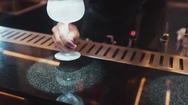 Karışık kokteyl hazırlayan barmen lüks tezgah hazırlama barında servis yapmak için karışık kokteyl hazırlıyor. Lüks gece kulübünde ferahlatıcı bir içecek hazırlıyor. Vinosity.