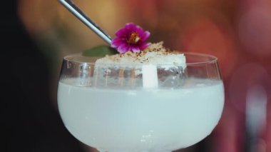 Barmen bardakta karışık kremalı votka bardağı servis ediyor. Barda buzda yanmış şekerli pembe çiçek kapağı ekliyor. Lüks tezgah gece kulübünde oluşturulan özel menüye odaklanıyor. Vinosity.