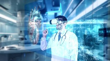 VR kulaklıklı zeki doktor laboratuvarda kalp hologramına bakıyor. Sanal gerçeklik içerisindeyken insan organlarını ve kalp semptomlarını kontrol eden yetenekli bir tıp çalışanı. Teknoloji. Aygıt.