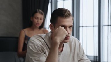 Aile krizi ve çift sorunu, finansal problemden kaynaklanan stresli durum, iflas ve iflas riski. Evlilik hayatındaki hayal kırıklıkları ve hüsranlar depresyona ve boşanmaya yol açar. Düzenle