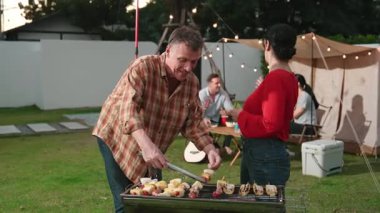 Aile hep birlikte bahçede kamp kurar, yaşlı bir çift barbekü yapar, yemek yer. Son sınıflar kamp faaliyetlerini kullanırlar, doğayla iç içe olurlar ve aile bağları arasındaki farkı yeniden bağlarlar. Uyumsuzluk.