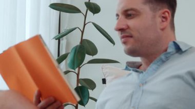 Elinde kahve fincanı olan bir adam, ders kitabı okur, sosyal ve mesleki teknoloji bilgisini arttırır ya da çocukları iyi bir yetişkin olarak yetiştirerek akıllı bir baba olur. Hayat boyu öğrenme konsepti. Uyumsuzluk.