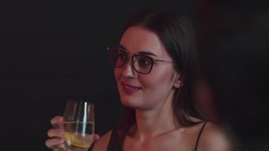 Kokteyl içen güzel bir kadının portresi lüks tezgahın arkasında arkadaşlarıyla ya da çiftlerle sohbet ediyor. Gece hayatındaki sosyetik etkileşim sahnelerini yakalıyorum. Vinosity.