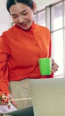 İki iş adamı toplantı odasında proje stratejisi hakkında konuşuyor. İş adamı, mali veri raporu hakkında sohbet ve tavsiyelerde bulunurken, modern işyerindeki iş arkadaşıyla proje planlamasını tartıştı.