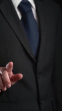 İşadamı, ticari kar artışının gelecekteki hedefe arttığını gösteren imalı bir tablo çizdi. Şirket işlerinin yükselmesi için mükemmel bir mali durum. Finans ve para teknolojisi .