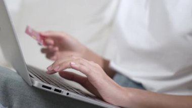 Kadın alışverişi ya da internet pazarında online ödeme modern yaşam tarzı için satılık eşyalar arıyor ve canlı siber güvenlik yazılımı tarafından korunan cüzdandan çevrimiçi ödeme için kredi kartı kullanıyor