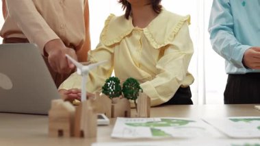 Şirketin gelecekteki EG 'si için danışmanlık yapıyorum. Temiz enerji ile temsil edilen yel değirmeni modeli, sembolize edilmiş eko ev ve masada yeşil güç grafiği kullanımı serpintisi. Tanımlama.