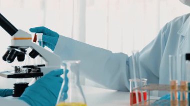 Laboratuvar araştırmacısı yeni bir ilaç geliştirir ya da tedavi eder. Laboratuvar tüpünde renkli kimyasal sıvı kullanır. Bilimsel veya kimya uzmanlığı ve laboratuvar ekipmanları ile sağlık hizmetlerinin teknolojik gelişimi. Katı.