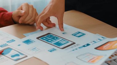 Mobil uygulama ya da web sitesi için kullanıcı arayüzü prototipi planlayan şirket çalışanlarının panorama videosu. UX UI tasarım beyin fırtınası kullanıcı dostu arayüz planı tasarlıyor. Sinerjik