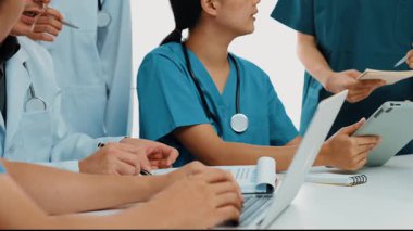 Hastane masasında birlikte çalışan ve tıbbi tedavi ya da sağlık hizmeti planlayan profesyonel bir grup. Takım çalışması başarılı hastalıklara ve hastalıklara yol açar. Ağır çekim. Katı.