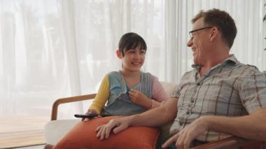 Büyükbaba ve torun birlikte TV 'de ilginç bir eğlence medyası izliyorlar. Eski üst düzey kullanım teknolojisi, genç nesil çapraz nesil ile iletişim kurarak aile bağlarını güçlendiriyor. Uyumsuzluk.