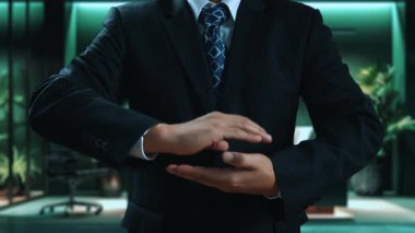 İş adamı, sürdürülebilir büyümeyi destekleyen yeşil stratejiler uyguluyor. Daha sağlıklı bir gezegen için sürdürülebilir, yeşil yeniliklerle işletmelerin nasıl yol açtığını keşfedin. Kullanıcı Kimliği