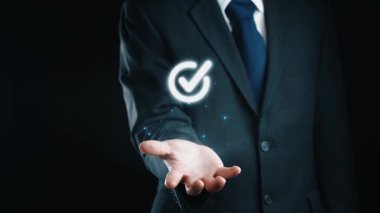 İş adamı, QC ve QA standartlarının karşılandığından emin olmak için katı kalite güvencesi protokolleri uyguluyor. Kalite güvencesi ile sertifikalı ürün mükemmelliğine ulaşmak. Kullanıcı Kimliği