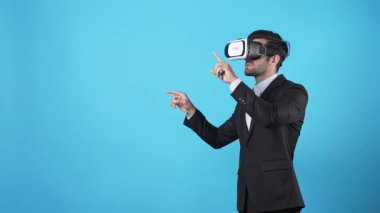 Profesyonel işadamı VR gözlük takarken mali verileri kontrol ediyor. Akıllı proje yöneticisi artırılmış gerçeklik kullanarak pazarlama stratejisi planlarken elini hareket ettiriyor. Aygıt.