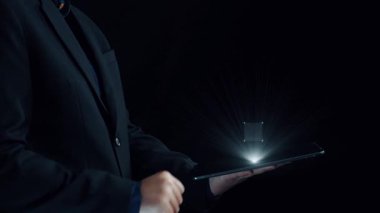 İş adamı e-posta kutusunu kontrol ediyor, daha iyi verimlilik için mesajları düzenliyor ve önceliklerini belirliyor. Etkili iletişim için akıllı e-posta teknikleri öğren. Kullanıcı Kimliği