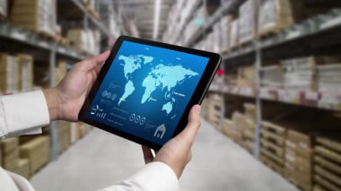 Depo yönetimi, mal teslimatının gerçek zamanlı izlenmesi için bilgisayarda becerikli bir yazılım. Bilgisayar ekranı, depolama ve tedarik zinciri dağılımı için akıllı envanter göstergesi .