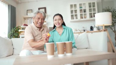 Mutlu yaşlı çift evde birlikte top atmaktan zevk alıyor, sağlıklı yaşlanma için koordinasyon ve bilişsel beceriler geliştiriyorlar. Büyükbabam ve büyükannem klozete pinpon oynuyorlar. Myrmidon.