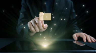 Verimli çalışma süreçleri için çevrimiçi belge dizinlerini yöneten iş adamı. Tüm önemli çevrimiçi belgelerinize kolayca güvenli ve hızlı bir şekilde erişim sağlayın. Kullanıcı Kimliği