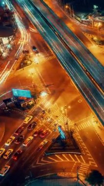 Metropolis şehir merkezinde gece vakti yoğun karayolu kavşağında zaman aşımı. Ulaştırma ve altyapı kavramı .