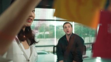 Genç kendine güvenen iş kadını projeyi uzman yatırımcıya sundu. Profesyonel proje yöneticisi başlangıç projesini açıklamak için yapışkan notlar kullanır, beyin fırtınası fikirlerini yatırımcıya paylaşır. Yönlendirici.