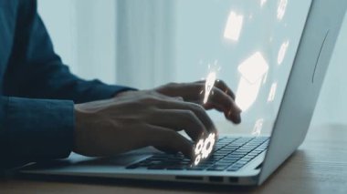 Bilgisayarda, Yenilikçi Konseptler ve Fikirler İçin Yumuşak Mavi Işıklandırma 'da Dijital Simgeler Temsili ve İletişim Elleri Yazıyor. Dörtgen.