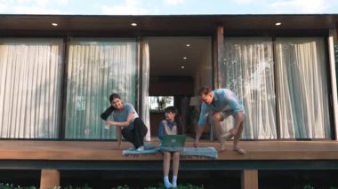 Şirin baba, anne ve kızı birlikte evin bahçesinde oturuyorlar. Ebeveynler, çevre farkındalığıyla ilgili genç nesli iletişim kurmak için açık hava aktivitelerini kullanırlar. Uyumsuzluk.