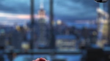 Bir insan eli, modern dijital ortamda insan ve yapay zeka arasındaki etkileşimi sembolize eden bir robot ele uzanıyor. Auvana