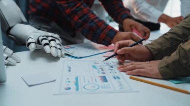 Profesyoneller ham verileri yapılandırılmış pazarlama planlarına dönüştürmek, araştırma, işbirliği ve genel işletme uygulamasını geliştirmek için yapay zeka teknolojisini kullanıyorlar. Noogenesis Yapay Zeka