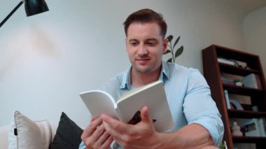 Kanepede oturan orta yaşlı bir adam, sosyal ve hayal gücü ile ilgili fantezi kurgu kitapları okurdu. Çocukları akıllı bir baba olmak için yetiştirirdi. Hayat boyu öğrenme konsepti. Uyumsuzluk.