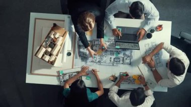 Proje yöneticisi ya da inşaat mühendisinin planlama ve planlama binasında yazışmalarının üst düzey görüntüsü. Toplantı masasında birlikte çalışan mimarın belgeyle birlikte havadan görünüşü. Hizalama.