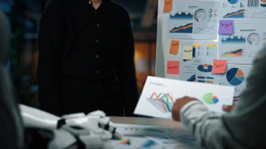 Yapay zeka ile güçlendirilmiş veri içgörüleri pazarlama yaklaşımlarının optimize edilmesi, araştırma doğruluğunun güçlendirilmesi ve iş büyüme stratejilerinin rafine edilmesinde profesyonelleri destekler. Noogenesis Yapay Zeka