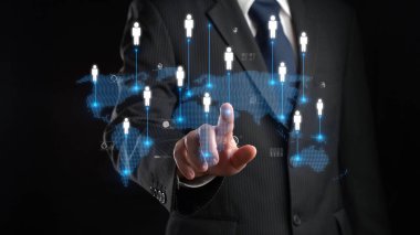 İş adamı ağ kurar, değerli bağlantılar kurar. Profesyonel ağı ve fırsatları genişletmek için etkili insanlar ağ stratejileri geliştiriyor.