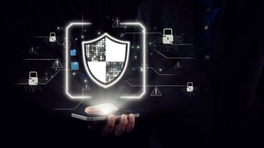Bu görüntü, dijital korumanın teknolojideki önemini vurgulayan bir kalkan grafik ve akıllı telefon içeren modern bir siber güvenlik kavramını gösteriyor. Dörtgen
