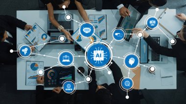 Yapay zeka stratejileri üzerinde çalışan bir ekiple dinamik bir iş toplantısı. Görsel veriler ve dijital cihazlar modern bir ofiste karar verme mekanizmasını geliştirir. Dostluk