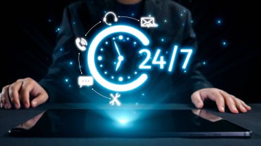 Modern bir iş ortamında gösterişli bir tablete yerleştirilmiş çeşitli iletişim simgeleri ve ellerle 24 saatlik hizmet olanaklarını sembolize eden dijital illüstrasyon. Dörtgen
