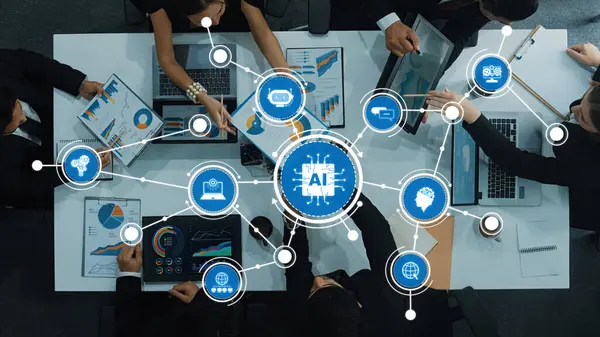 Yapay zeka stratejileri üzerinde çalışan bir ekiple dinamik bir iş toplantısı. Görsel veriler ve dijital cihazlar modern bir ofiste karar verme mekanizmasını geliştirir. Dostluk