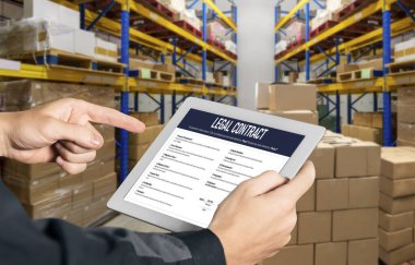 Dijital yasal sözleşme, gelecekteki iş anlaşmalarının imzalanması için gerekli koşulları ve şartları bilgisayar ekranında sunar.