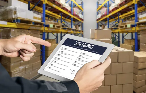 Dijital yasal sözleşme, gelecekteki iş anlaşmalarının imzalanması için gerekli koşulları ve şartları bilgisayar ekranında sunar.