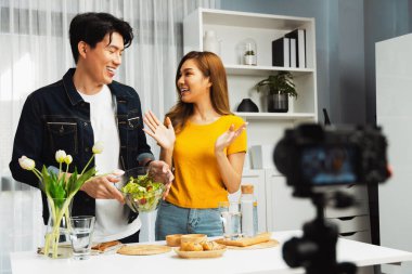 İki şef etkileyiciyle canlı yayında yemek pişirme programı. Video kameradaki özel kayıt için karışık salata ve giyinmeyi öğretiyorlar. Ekmek ekmeği, kepekli meze. İnfobahn.