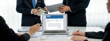 Muhasebe uygulamasından gelen fatura bilgisayar ekranında. Şirket işlerinin finans ve bütçesi için bilgisayar programı. canlı.