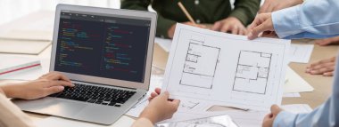 Uygulama ve program kodlaması için bilgisayar ekranında yazılım geliştirme programlama