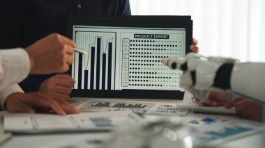 Çeşitli profesyonellerden oluşan bir grup bir iş toplantısında, ürün ihracat grafiklerini analiz ederken aynı zamanda teknolojiyi takım çalışmalarına dahil ettiler. Noogenesis