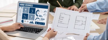 İnsan kaynakları yönetim yazılımı bilgisayar ekranında insan kaynakları çalışanlarının işe alım, maaş bordrosu, personel araması ve KPI değerlendirme çalışmalarını yönetmesine yardımcı oluyor