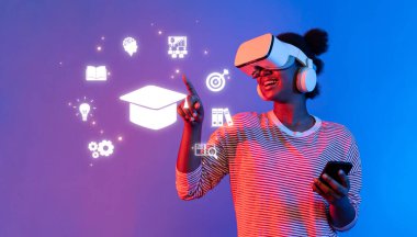 Sanal gerçeklik kulaklığı kullanan bir kadının canlı görüntüsü dijital eğitim simgeleriyle etkileşime girerken, modern çevrimiçi öğrenme deneyimlerini sembolize ediyor. XDMCP