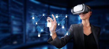 Profesyonel bir kadın siber güvenlik önlemlerini iyileştirmek için sanal gerçeklik teknolojisine başvuruyor ve dünya çapında iş ve veri korumasına fütürist bir yaklaşım sergiliyor. XDMCP