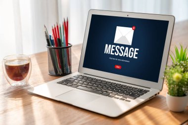 Bilgisayar ekranında rahatça görünen e-posta bildirim iletisi. Dijital pazarlama iletisi bilgi metni iş dünyasından müşteriye